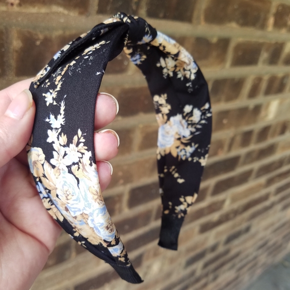 Accessories - NWOT Floral knotted Headband